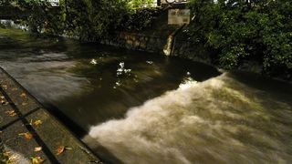 Česko dostává vydatnou sprchu. Botič v Praze dosáhl povodňového stupně